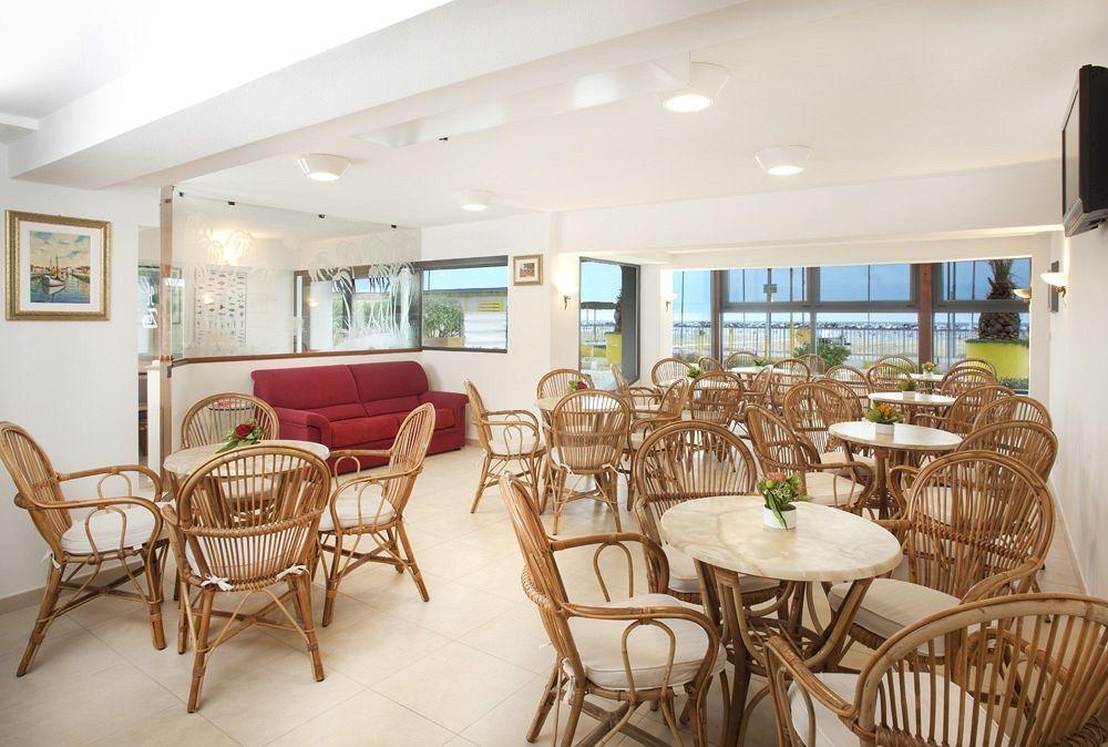 Hotel Zeus Rimini Bagian luar foto