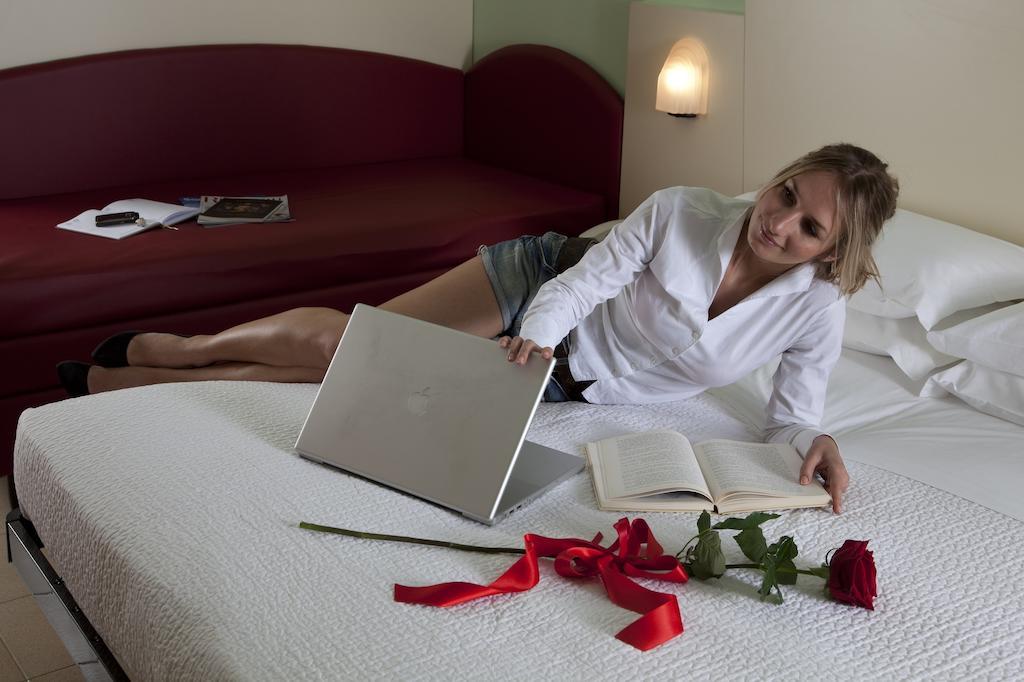 Hotel Zeus Rimini Bagian luar foto